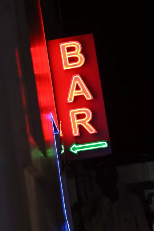 Eingang einer Bar mit Leuchtreklame